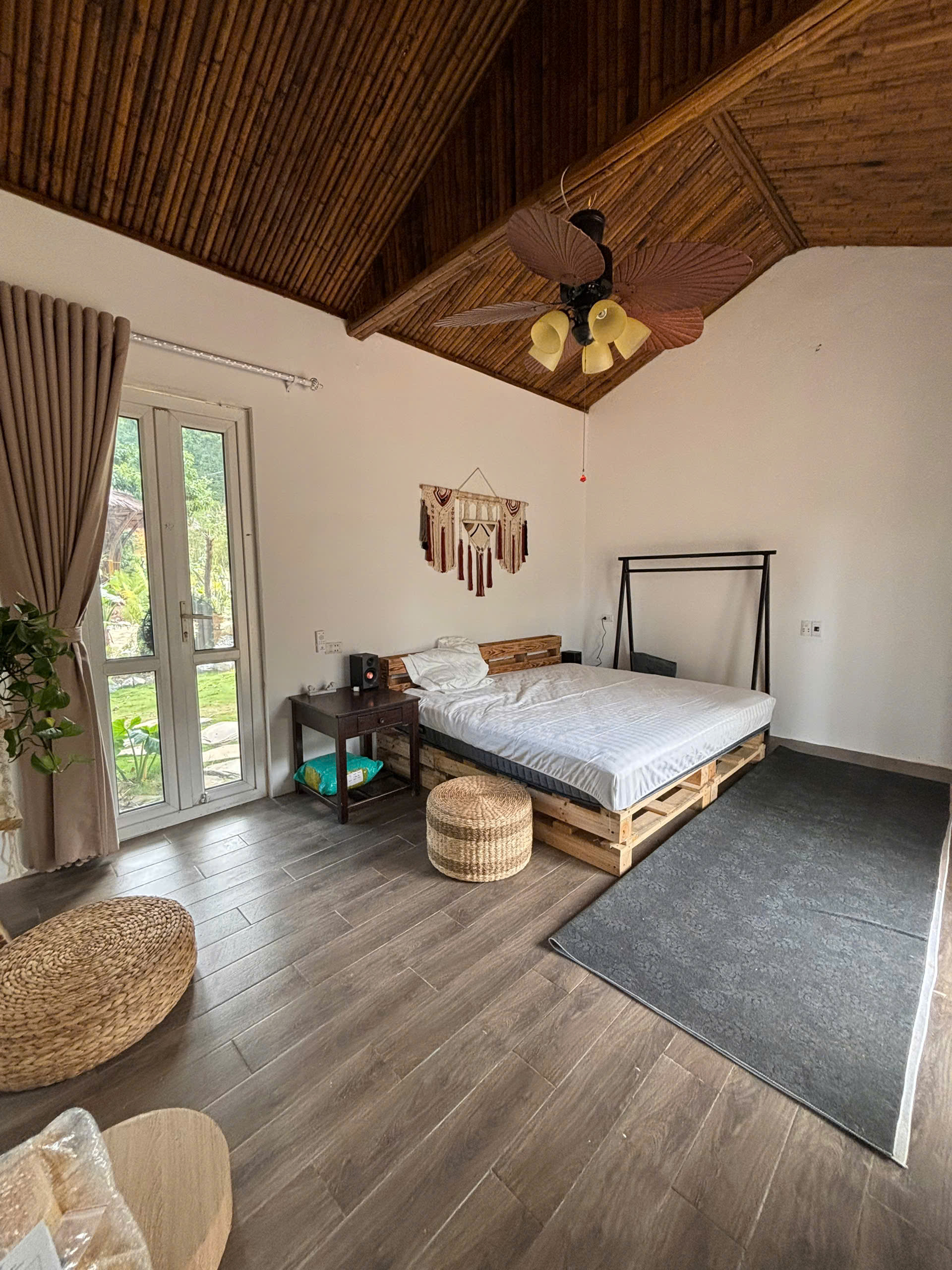 Phòng ngủ áp mái, giá treo đồ và thảm hoa văn